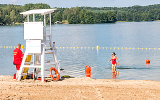 Pływacy pościgają się na jeziorze Ukiel